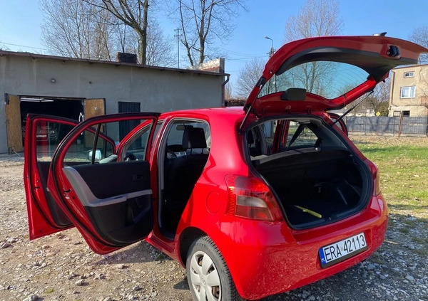 Toyota Yaris cena 11700 przebieg: 170000, rok produkcji 2007 z Radomsko małe 154